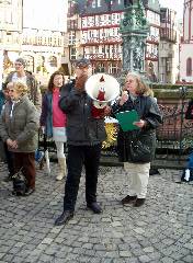 Angelika Wahl ( attac) begrüßt Dich und Dich und Dich!